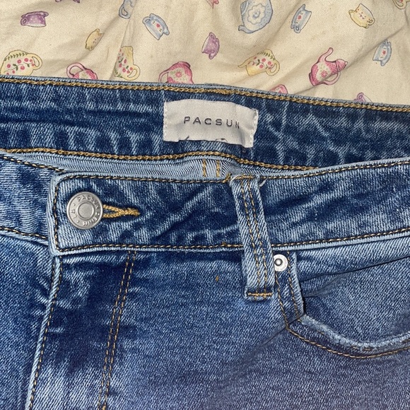 Never warn jeans tags off besides those inside the jeans no stain or rips. - Picture 3 of 4